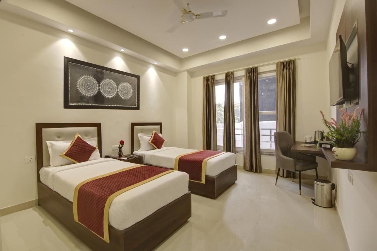 Hotel La Mirage Noida Exterior photo